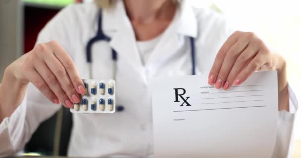 Cardiologo Terapeuta Tiene Blister Con Pillole Modulo Prescrizione Mano Assicurazione — Video Stock