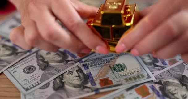 Banker Legt Goldbarren Auf Dollar Nahaufnahme Profitable Finanzanlagen Und Wachstum — Stockvideo