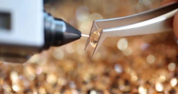 Mücevher Mücevheri Elmas Testeresiyle Kontrol Eder Uzmanlığın Yardımıyla Taşın Orijinalliğini — Stok video