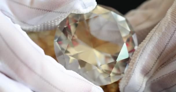 珠宝商把透明的大钻石戴在手套里 宝石的真伪 — 图库视频影像