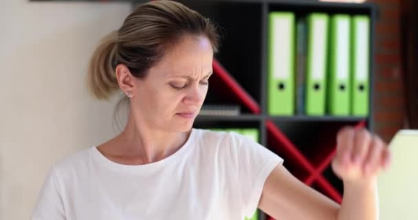 若い女性は 負の感情を経験する脇の下を嗅ぐ 多汗症の発汗原因と治療 — ストック動画