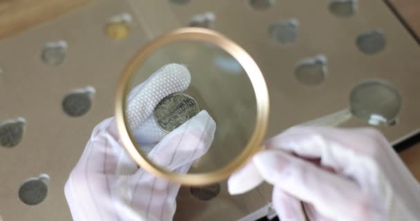 Numizmatyk Bada Monety Starożytnej Kolekcji Numizmatyka Ekspertyza Wartości Monet — Wideo stockowe