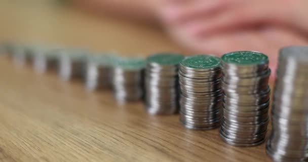 按小猪储蓄罐上升顺序排列的硬币堆放在桌上 资金存款和现金储蓄的可盈利金融投资 — 图库视频影像