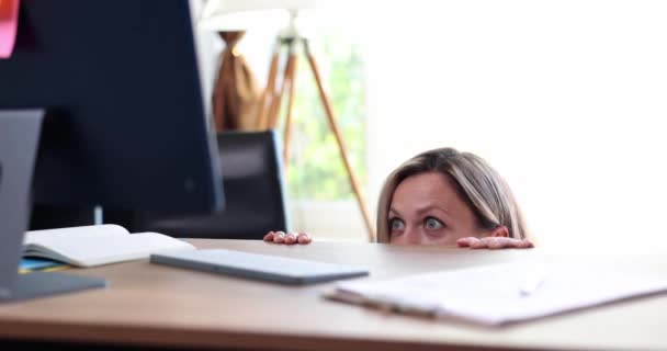 Trabalhadora Chocada Olha Para Tela Laptop Baixo Mesa Surpreendida Com — Vídeo de Stock