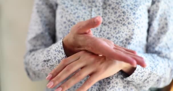 Zbliżenie Kobiecych Rąk Stosujących Krem Nawilżający Pielęgnacja Dłoni — Wideo stockowe