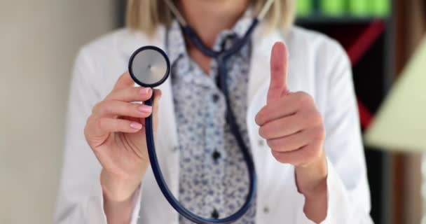 自信的医生赞许地举起手指 成功的工作医生以及医疗保健和医疗保险的概念 — 图库视频影像