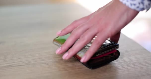 Kadın Eli Masadan Çantayı Alır Gider Ekonomisi Para Hırsızlığı — Stok video