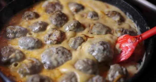 在锅里用酸奶油酱汁烹调肉丸子 家常便饭肉丸子 — 图库视频影像