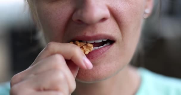 Primer Plano Hermosos Dientes Boca Femenina Comiendo Nueces Propiedades Medicinales — Vídeos de Stock