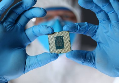 Profesyonel müteahhitin yakın çekimi. Bilgisayar teknolojisi test ediliyor. Mikro elektronik tasarım. Elektronik bileşeni elinde tutan akıllı erkek mühendis. Onarım ve bakım kavramı