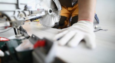 Metal elektrikli ekipmanlarla çalışan profesyonel ustabaşının yakın çekimi. İş için koruyucu beyaz eldivenli bir adam. Ayrıntılı resim. Yenileme ve inşaat alanı kavramı