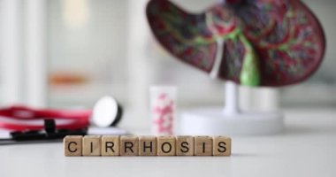 Siroz kelimesi, karaciğer ve stetoskop modeli. Uzmanların tıp ve hastalıkların tedavisi kavramı