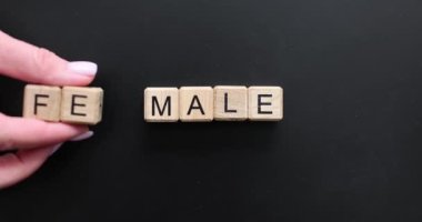 Kadın eli ahşap küplere FE harfleri ekliyor ve kelimeyi erkekten kadınsı hale getiriyor. Cinsiyet eşitliği ve bağlılık