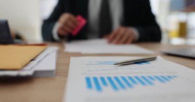 Seo işadamı belgeleri ofise kapatıyor. Sözleşme imzalıyorum.