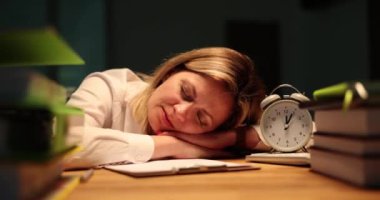 İş kadını akşamları evrak ve çalar saatle büro masasında uyur. Menajer ve fazla mesai