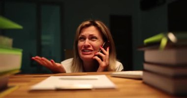 Korkan yönetici telefonda konuşuyor. Fırtına sırasında ofiste yardım istiyor. Astrafobi ve korku duygusu kurtarma servisini arıyor.