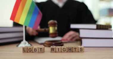 Yargıç Tokmak hukuk ve adaletin sembolü ve gökkuşağı renklerinde Igbt bayrağı. LGBT hakları ve hukuku