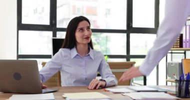 İnsanlar elle taş-kağıt ve makas oynar ve kız kaybeder. Meslektaşlar işte popüler el oyunu oynarlar