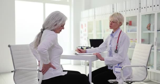 Ältere Frau Mit Starken Rückenschmerzen Geht Zum Arzt Älterer Patient — Stockvideo