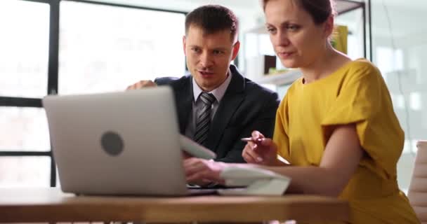 Meslektaşlar Dizüstü Bilgisayar Kullanarak Çevrimiçi Proje Üzerinde Birlikte Çalışmayı Tartışıyorlar — Stok video