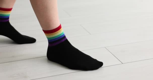 Frau Socken Mit Geschmückter Lgbt Flagge Schreitet Über Den Boden — Stockvideo