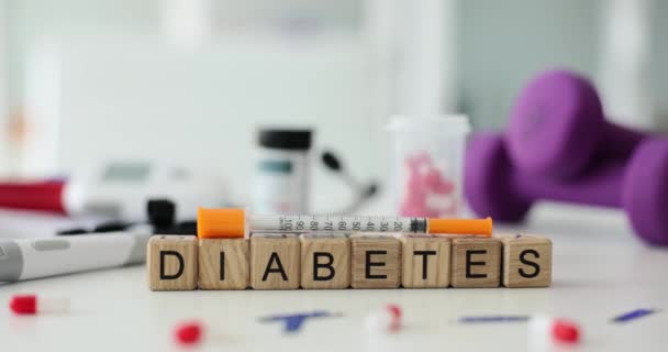 Word Diabetes Blokjes Met Injectiespuit Pillen Tafel Insuline Injectie Bloedglucosecontrole — Stockvideo
