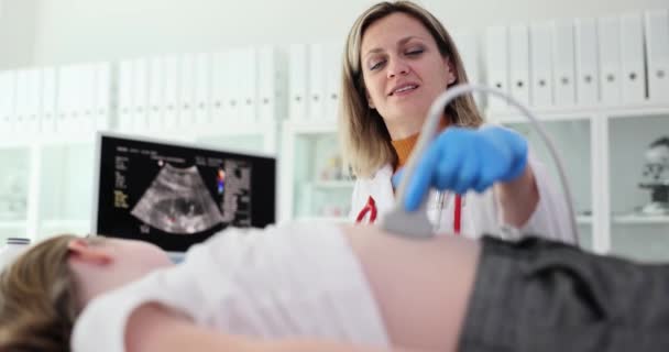 Lekarz Prowadzący Badanie Ultrasonograficzne Narządów Wewnętrznych Dziecka Klinice Diagnoza Leczenie — Wideo stockowe