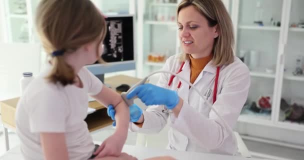 Γιατρός Κάνει Υπέρηχο Στους Αγκώνες Του Κοριτσιού Στην Κλινική Αιτίες — Αρχείο Βίντεο