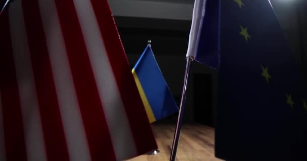 Bandera Ucrania Mesa Negociaciones Bandera Unión Europea Estados Unidos Asistencia — Vídeo de stock