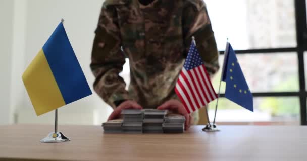 軍の男は 欧米とウクライナの交渉テーブルでアメリカのお金の束を渡します ウクライナへの外国軍事援助 — ストック動画