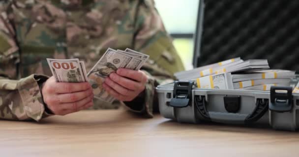 军队将领用公文包数美元钞票 战争经济和战争经济以及数十亿美元 — 图库视频影像