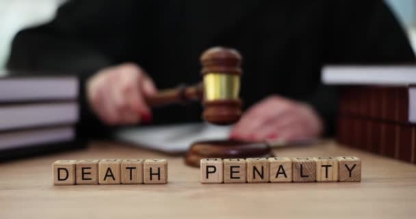 Words Death Penalty Cubes Judge Knocks Gavel Death Penalty World — Stock Video