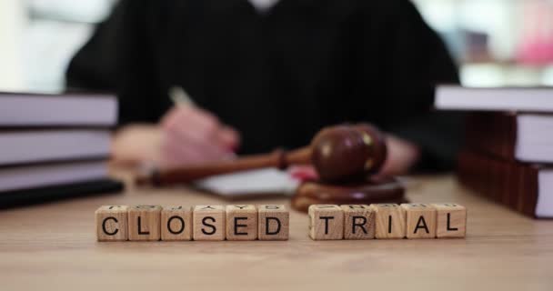 Palabra Cerrada Corte Con Juez Con Mazo Sala Del Tribunal — Vídeos de Stock