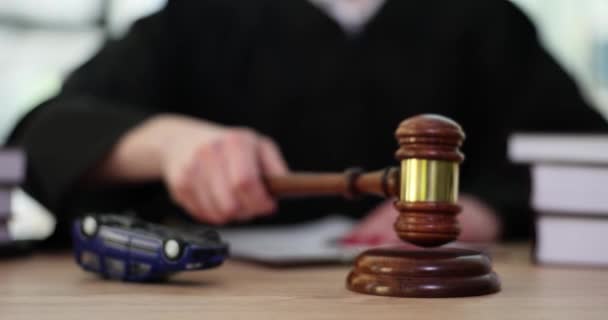 Sędzia Zabawek Młotkiem Wyrok Sprawie Wypadku Samochodowego Powodującego Śmierć — Wideo stockowe