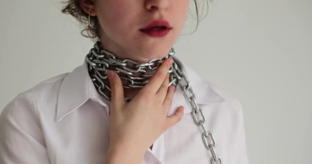 Hasta Üzgün Kız Zincirle Boynuna Dokunuyor Boğazı Ağrıyan Kadın — Stok video
