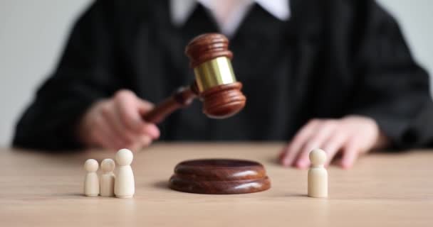 Judecătorul Bate Gavel Figurine Ale Părinților Copii Conceptul Divorț Divorțul — Videoclip de stoc