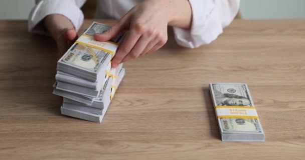 Mãos Consideram Pacotes Dólares Como Notas Cem Dólares Deitadas Mesa — Vídeo de Stock