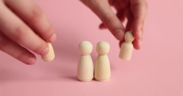 母亲和女同性恋者家庭的骄傲收养了孩子 木制玩具娃娃象征着两个女人 带着爱抚养着孩子 — 图库视频影像