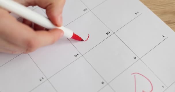 Kobieta Ręka Rysuje Czerwone Serce Kalendarzu Dniu Randki Mężczyzną Dzień — Wideo stockowe