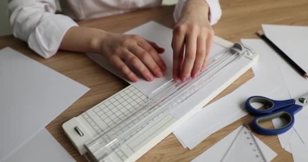 Persoon Gebruikt Handmatig Papier Snijden Apparaat Kantoor Bureau Papierwaren Papiersnijden — Stockvideo