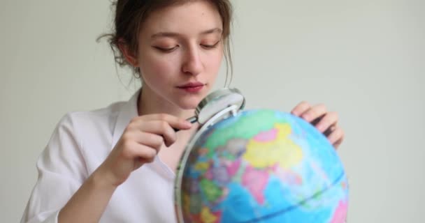Vrouwelijke Toeristische Bedrijf Kijken Door Vergrootglas Wereldbol Studie Van Geografie — Stockvideo