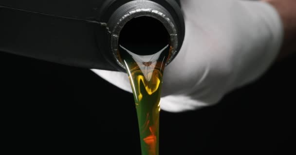 戴手套的汽车修理工把发动机机油倒进发动机 优质机油 — 图库视频影像