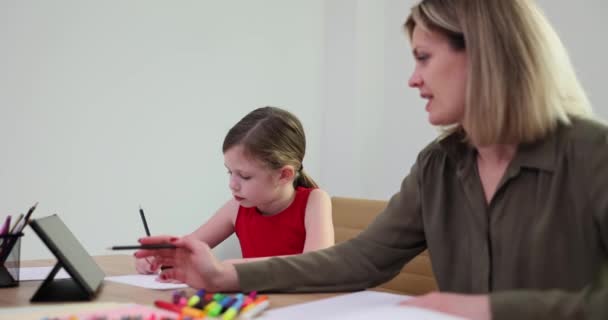 교사는 여학생 타블렛 클로즈업을 사용하여 하나의 합니다 그림그리는 자녀에게 가르치는 — 비디오