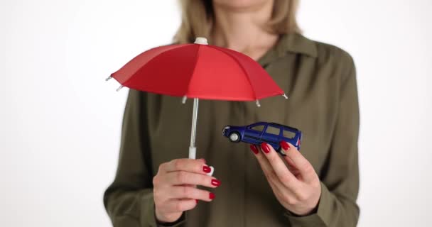 保险代理持有玩具车和雨伞特写 汽车保险保护的概念和服务保障 — 图库视频影像