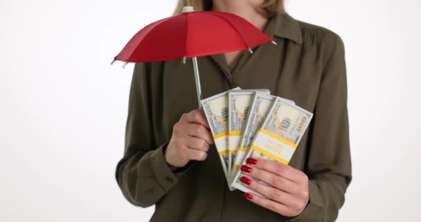 Finanční Expertka Drží Deštník Hromádky Dolarů Ochrana Peněžních Investic — Stock video