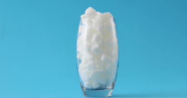 Teljes Pohár Finomított Cukor Kék Háttérrel Cukor Káros Egészségügyi Előnyei — Stock videók