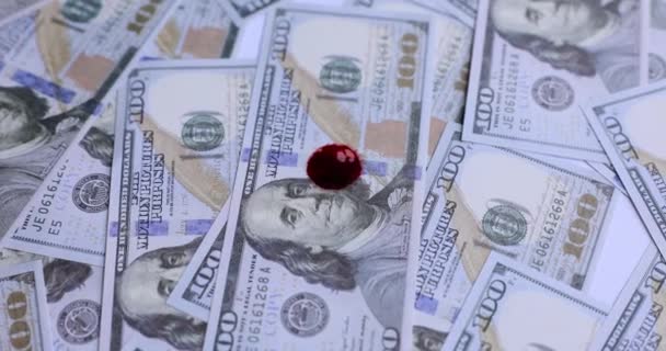血滴在美元的货币特写 金钱与犯罪 — 图库视频影像