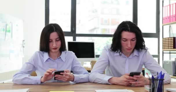 Colegas Gerentes Sentados Com Telefones Celulares Mãos Mesa Escritório Closeup — Vídeo de Stock