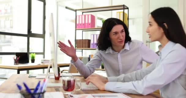 Çılgın Işveren Çalışan Kadınla Tartışıyor Müdür Stajyer Stajyer Ofiste Yanlış — Stok video