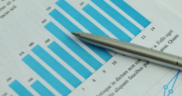 Аналіз Графіки Бізнес Статистики Столі Ручкою Важлива Документація Барвистими Діаграмами — стокове відео